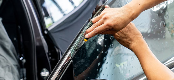 installs-tint-film-car-glass-2